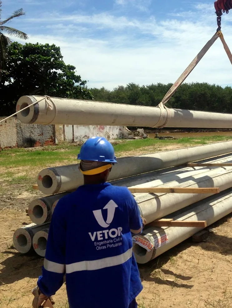Profissional da Vetor Engenharia acompanha o içamento de tubos de concreto no canteiro de obras